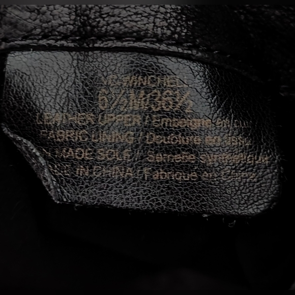 Vince Camuto Winchell Pebbled Black Leather Buckle Accent - Picture 6 of 6